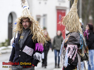 Koledníky doprovázeli dva židi