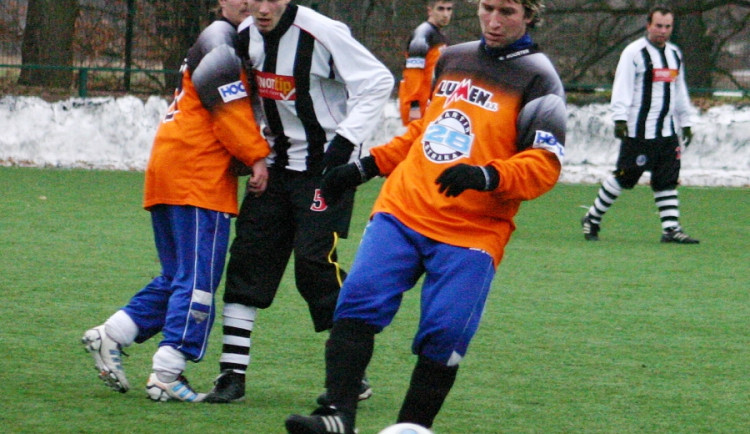 Tomáš Choutka, hráč Lokomotivy, mezi hlubockými Lukášem Adamem a Radkem Horejšem v sobotním derby pod zámkem