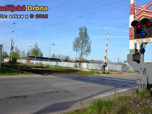 Železniční přejezd v Kněžských Dvorech, pod kterým by měl vést tunel