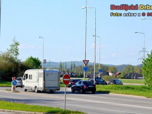 Kruhový objezd u Globusu