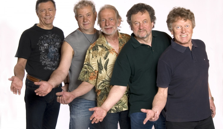 Karel Kachovec (vlevo), Viktor Sodoma (vpravo) a kapela George & Beatovens