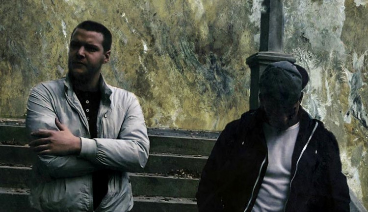 Chason a Spine (zprava)