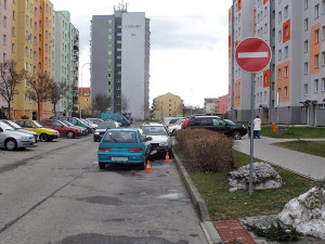 Senior vjel do jednosměrky a narazil do zaparkovaného auta