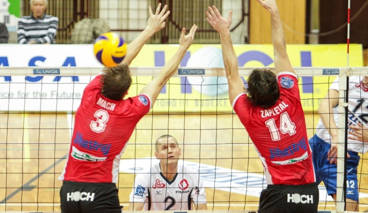 Blok Radka Macha a Petra Zapletala při prvním pohárovém duelu se Zlínem