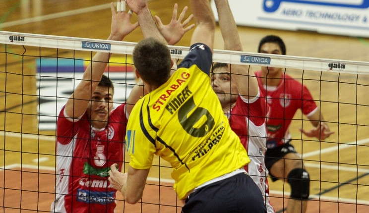 Momentka z prvního vzájemného duelu mezi Jihostrojem a ČZU Praha na budějcké palubovce