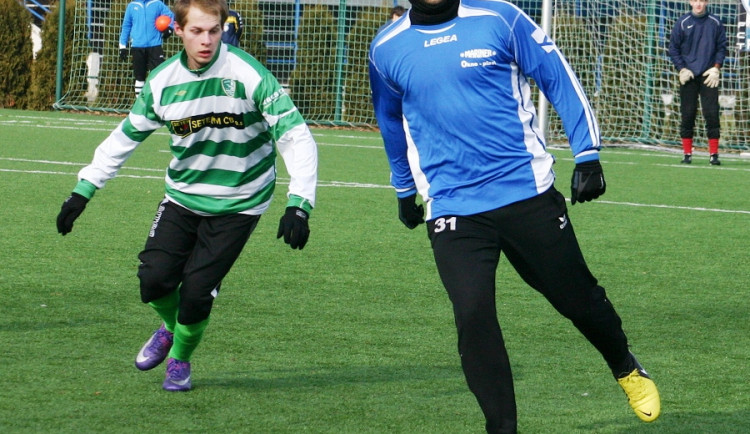 Za Bavorovice zaskakující Michal Schön zasahuje před roudenským Davidem Růžičkou