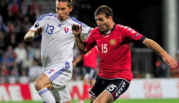 Hrayr Mkoyan (na snímku vpravo v národním dresu Arménie) posílil budějcké Dynamo