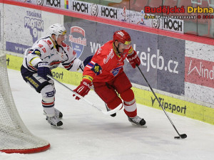 Aleš Kotalík objíždí branku Pirátů, brání ho Tomáš Bartejs