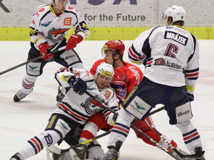 Z tohoto sevření mezi Kubinčákem a Mrázkem Jakub Suja cestu nenašel