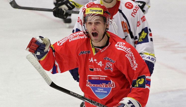 První a zároveň rozhodující gól zápasu s Piráty Chomutov dal Lukáš Květoň