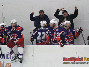 Domácí lavička explodovala po závěrečném hvizdu nadšením