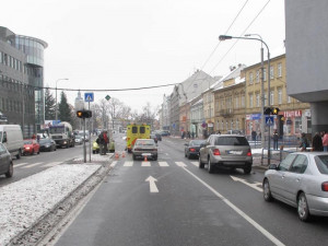 Seniora srazila na přechodu pro chodce dvacetiletá řidička