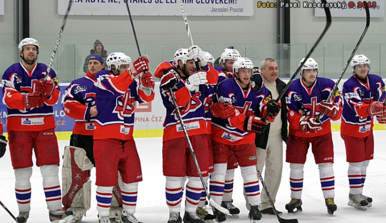 Hráči David Servisu se radují z postupu do finále krajské ligy