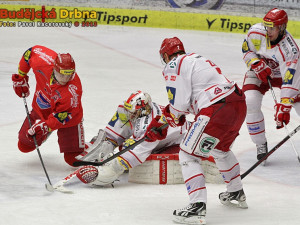 Rastislav Dej atakuje třineckého gólmana Petera Hamerlíka