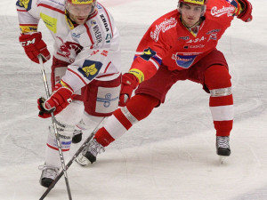 Zkušený Václav Varaďa obchází Tomáše Knotka