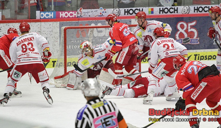 Situace ze závěru druhé třetiny, která rozhodla celý zápas. Martin Podlešák (zcela vlevo) dává gól na 4-3