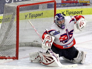 Gólman David Servisu Josef Kučera krotí střelu soupeře