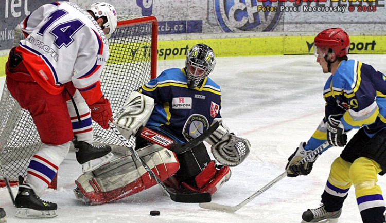 Druhý gól David Servisu dal Vladimír Mizera. Na snímku se marně pokouší překonat brankáře Veselí Filipa Dvořáka