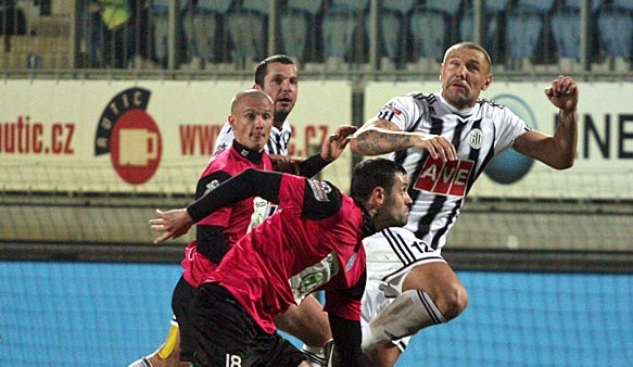 Rozdílový gól Mladé Boleslavi dal těsně před poločasem Lukáš Magera (na snímku z podzimního vzájemného utkání na budějckém trávníku před hlavičkujícím Janem Halamou)