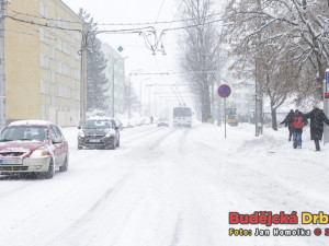 Sníh zasypal silnice, řidiči musí být pozorní