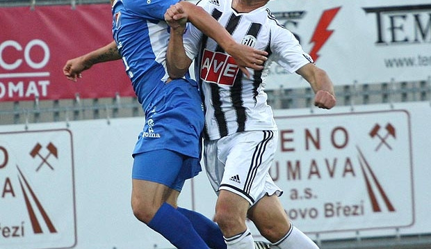 Momentka z podzimního duelu mezi Dynamem na Baníkem na Střeleckém ostrově. Na snímku Filip Rýdel brání v úniku Lukáši Droppovi