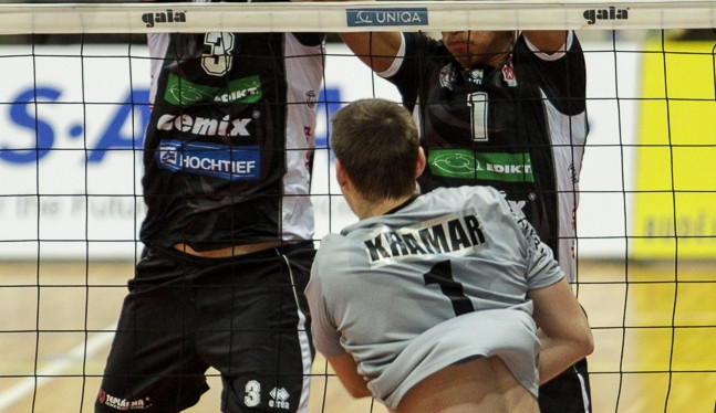 Havířovský Kramar smečuje v budějcké Sportovce do bloku Mach - Rojas