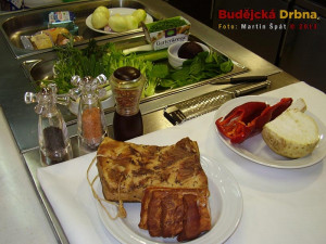 Suroviny, z nichž soutěžicí mohli vybírat - máslo, brynza, smetana, špenátové listky, naťová cibulka, bylinky, slanina, paprika, celer a koření