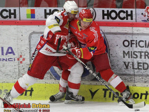 Rudolf Červený bojuje u mantinelu o puk s Janem Dreslerem