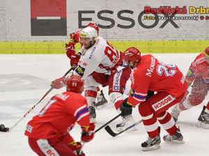 Vladimír Růžička junior v sevření domácích hráčů