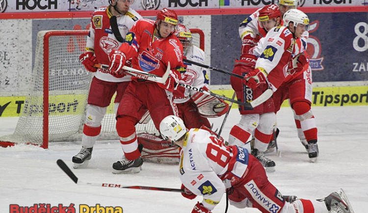 Velký tlak domácích ve druhé třetině. Domácí mladík Michal Švihálek stíní Miroslavu Kopřivovi, brání ho Michal Poletín