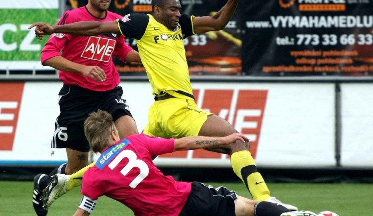 Momentka z posledního domácího zápasu Dynama se Spartou. Na snímku stíhá Kweukeho dnes kapitán Budějčáků Roman Lengyel