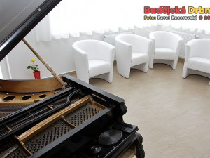 Společenská a terapeutická místnost