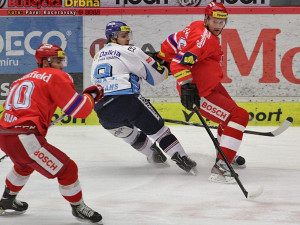 Obránce Tomáš Harant v souboji s Janem Káňou