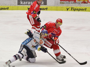 Rudolf Červený v tento moment vítkovického Petra Strapáče odstavil od puku