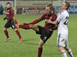 Hostující Ondřej Švejdík odkopává balon před Petrem Benátem