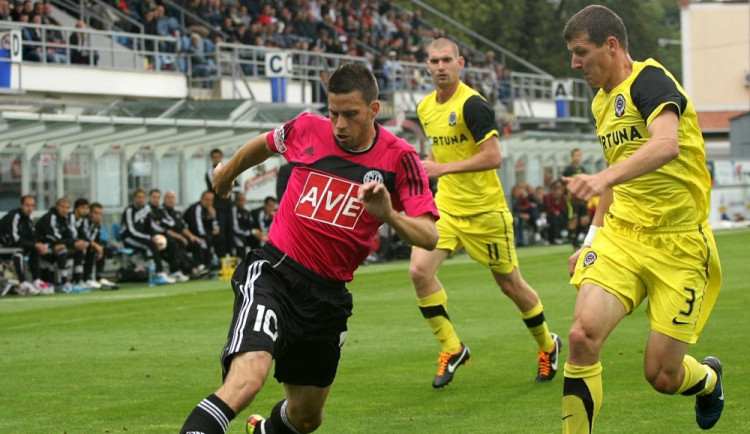 Na Střeleckém ostrově se dnes očekává početná divácká návštěva. Snímek je z posledního vzájemného zápasu Dynama a Sparty v Budějcích