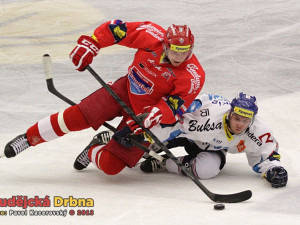 Tomáš Mertl padá přes Vladimíra Svačinu