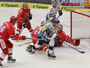 Vítkovický Lukáš Klimek naštěstí na tenhle puk nedosáhl