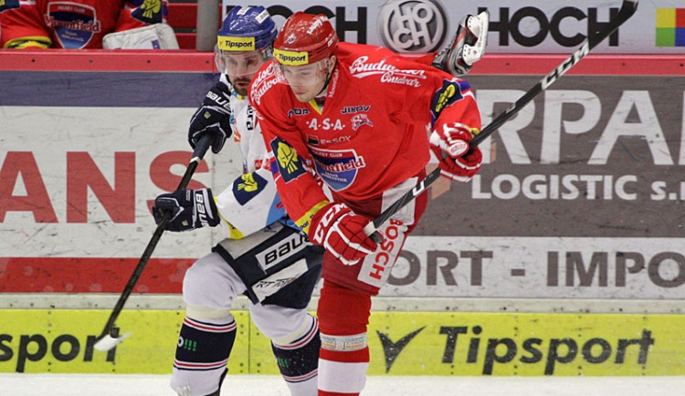 Poslední čtvrtou branku Vítkovic vstřelil Rudolf Huna, kterého na snímku přeskakuje Rastislav Dej