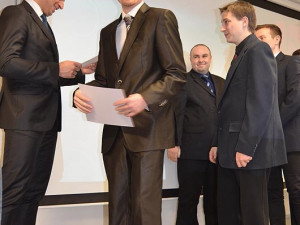 Hejtman Jiří Zimola minulý týden předával studentům nového oboru Strojírenství imatrikulační listy