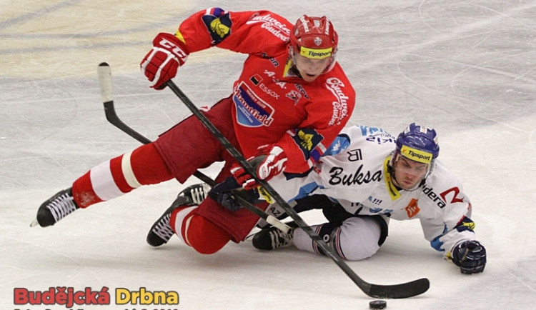 Nejproduktivnějším hráčem zápasu byl Vladimír Svačina (na snímku padá pod nohy Mertlovi)