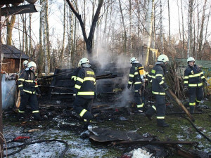 Shořelý obytný karavan za budějckým supermarketem Kaufland