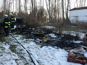 Shořelý obytný karavan za budějckým supermarketem Kaufland