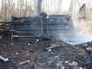 Shořelý obytný karavan za budějckým supermarketem Kaufland