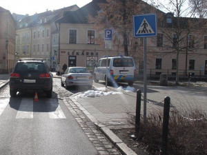 Sobotní střet cyklisty s Volkswagenem Touareg v ulici U Černé věže