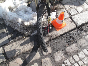 Sobotní střet cyklisty s Volkswagenem Touareg v ulici U Černé věže