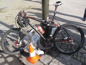 Sobotní střet cyklisty s Volkswagenem Touareg v ulici U Černé věže