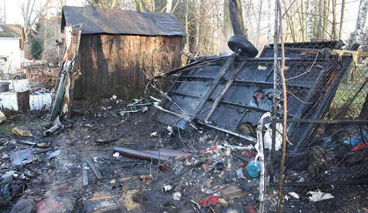 Shořelý obytný karavan za budějckým supermarketem Kaufland
