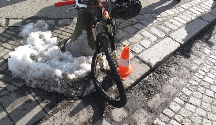 Sobotní střet cyklisty s Volkswagenem Touareg v ulici U Černé věže