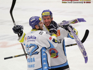 Kat budějckých hokejistů Peter Húževka v objetí se svým krajanem Karolem Slobodou